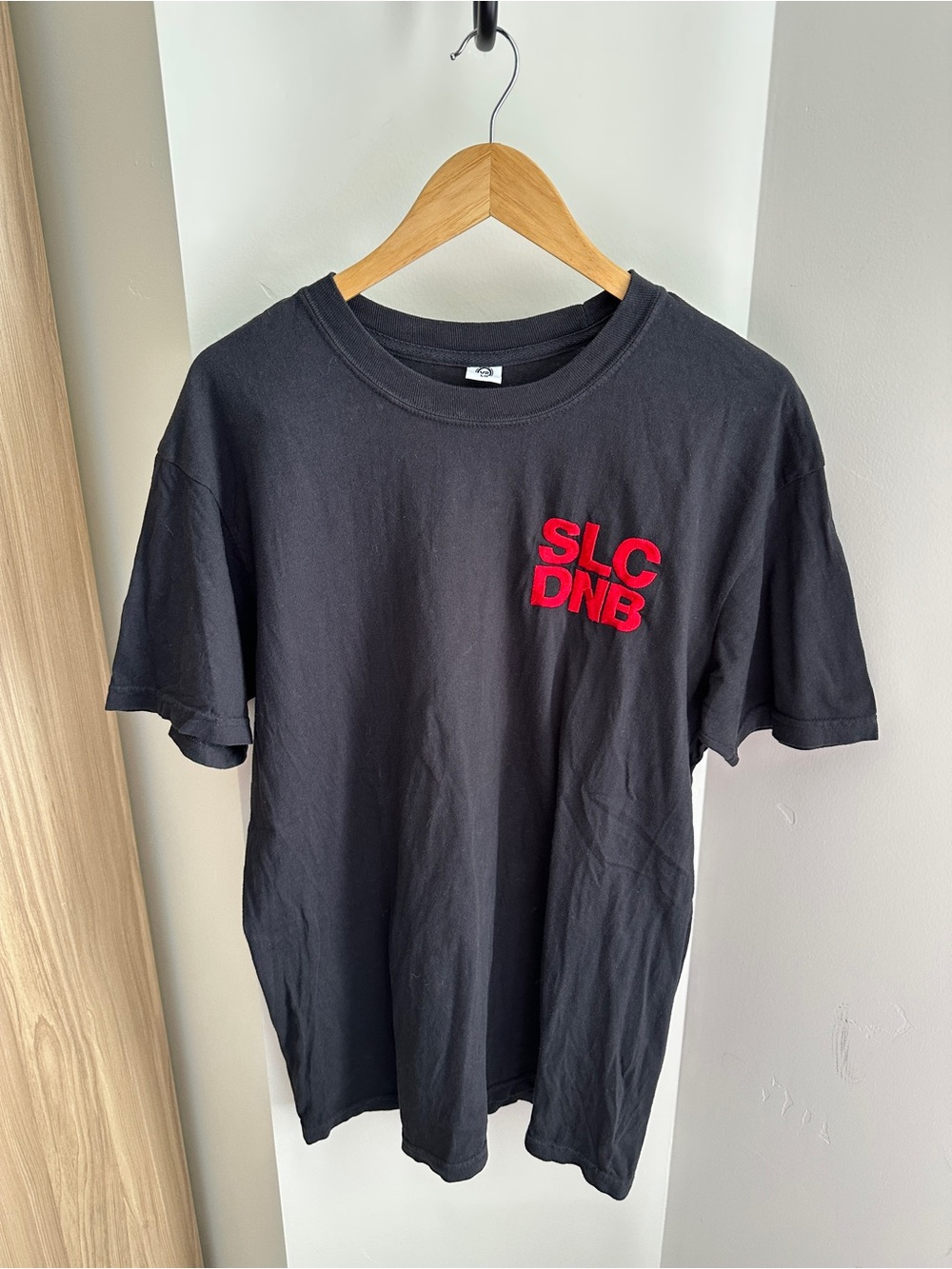 V2 SLC DNB Black Red Embroidered Graphic T-Shirt 100% Cotton Unisex L